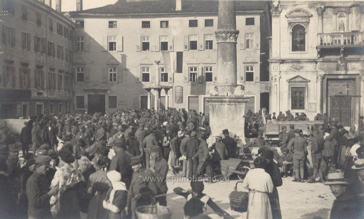 Udine, piazza Mercatonuovo.jpg